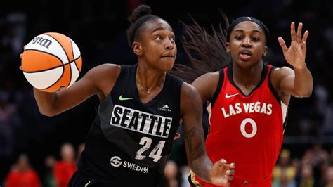 how much do wnba players make overseas.